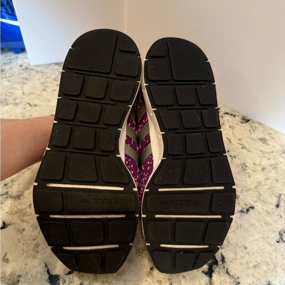 Adidas Women’s SwiftRuns - Picture 7 of 9